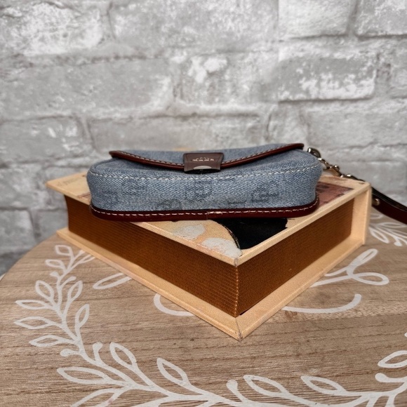 Dooney & Bourke Genuine darling wristlet,cotton denim, genuine leather trim😘 - Picture 6 of 9